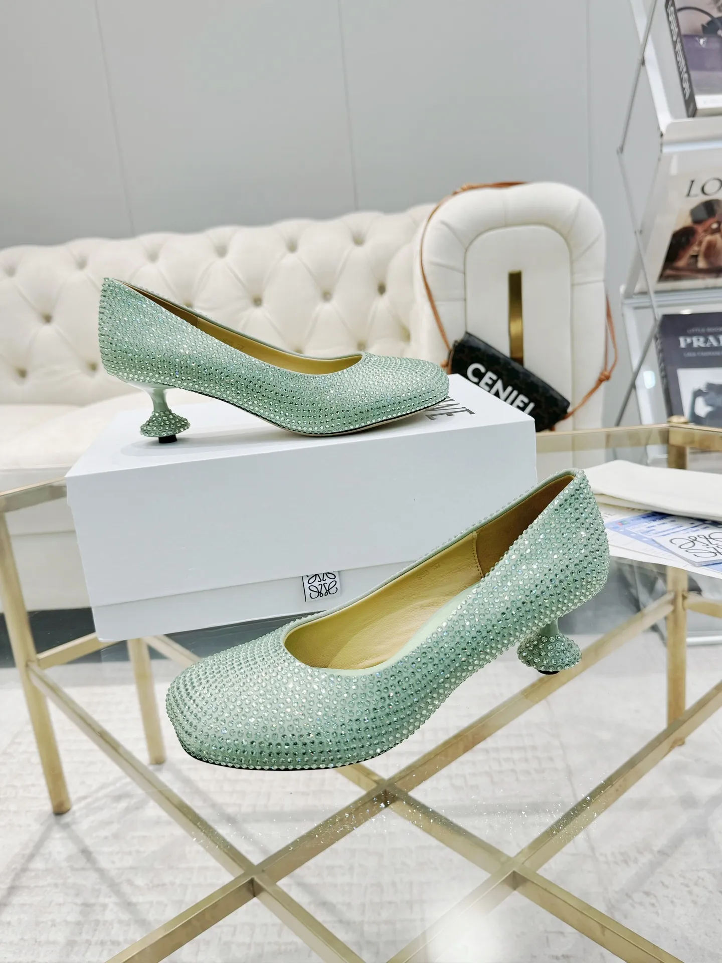 👟👟Ex-factory price 660👟👟 LOEWE‼ ️ New arrival‼ ️Imported genuine leather sole Loewe 2024/aw early spring latest T stage colored diamond series catwalk style 😘😘😘 Upper: imported silk cloth lining: imported water-dyed sheepskin outsole: original molded injection molded leather outsole Heel: original molded 1:1 Heel height: 5.5cm Size: 35-39 (40/41/42/43 custom-made, non-refundable)